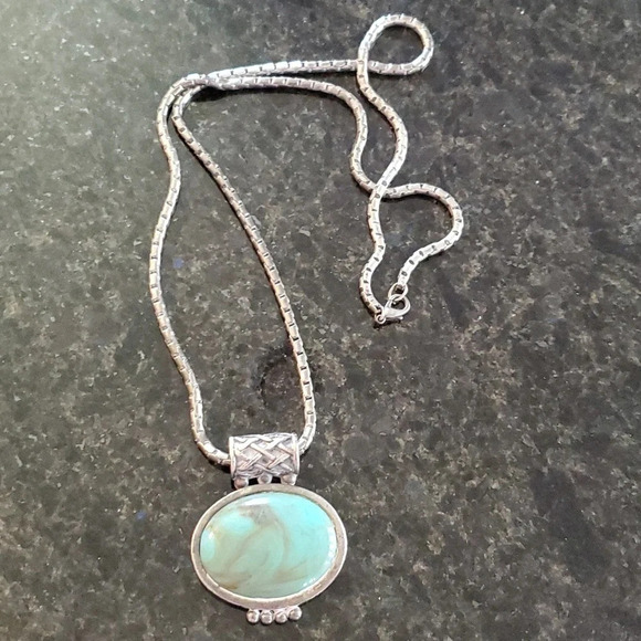 Green turquoise like slider stone with silver color long chain - Picture 1 of 4